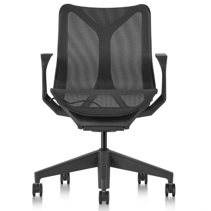 Стул Herman Miller Cosm Офисный стул Herman Miller Cosm, вид спереди под углом три четверти